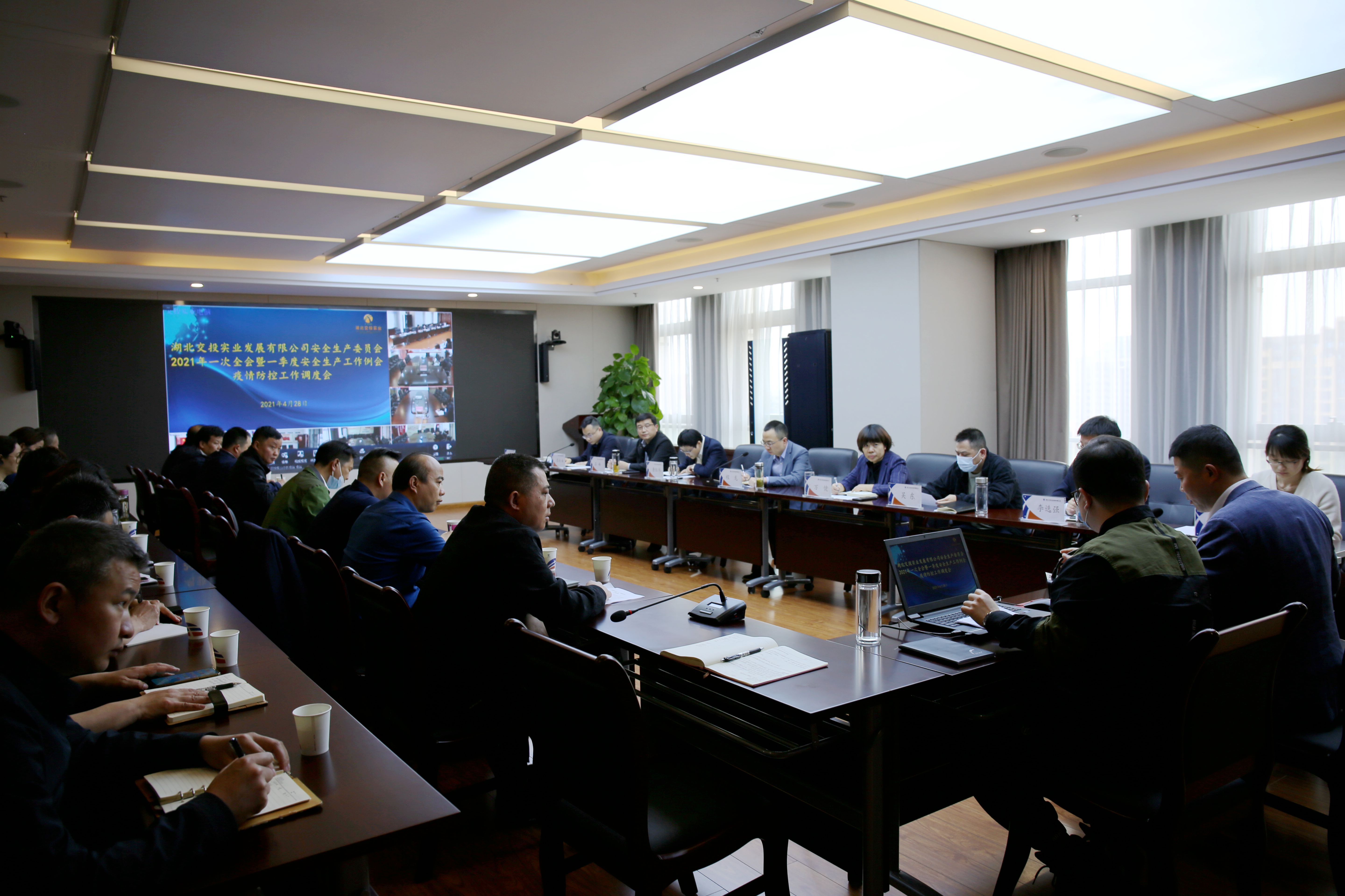 会议现场(带会标).jpg 会议现场(带会标).jpg