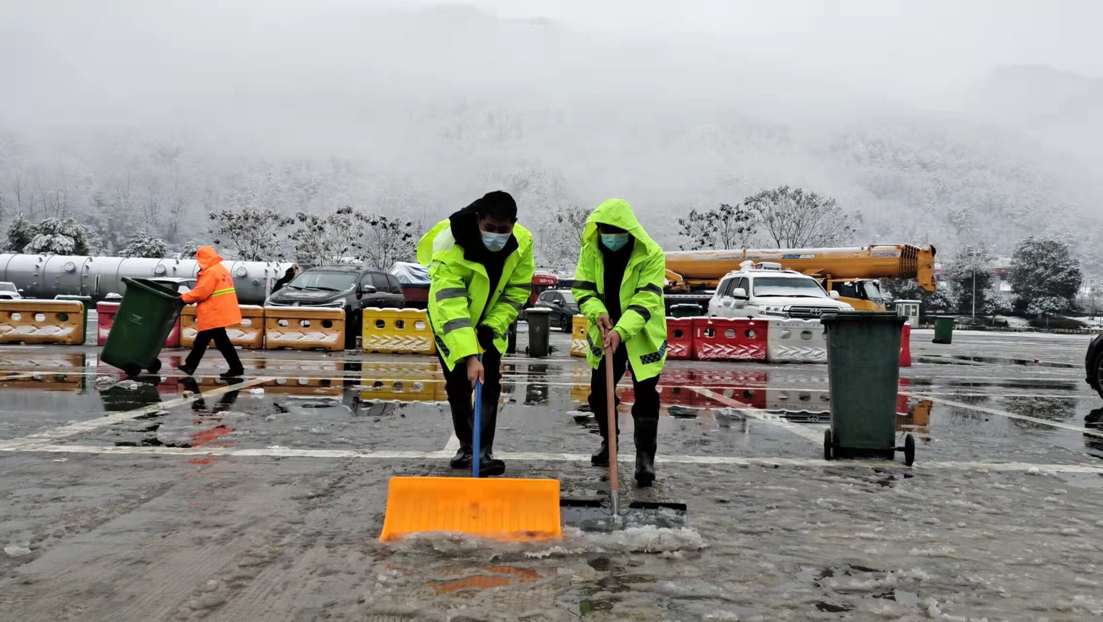3.崔坝服务区现场办除雪保畅。.jpg